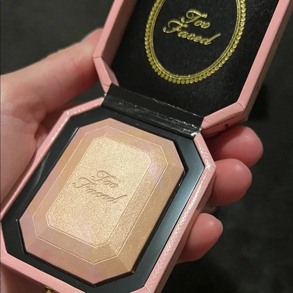 Too Faced Pink and Gold Highlighter Compact - Picture 3 of 5